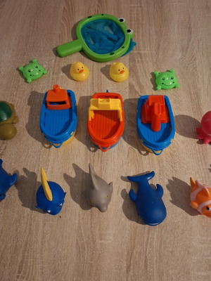 Baby bath toys pack of 16, like new, water squirting animals
