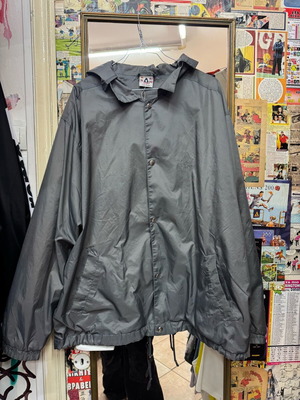 Oversized windbreaker like new with back print size L