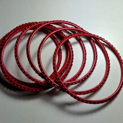 Set of red bracelets like new with wavy design, 8 pieces
