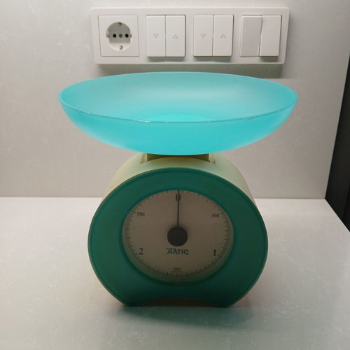 Vintage Altis kitchen scale turquoise plastic, like new, collectible