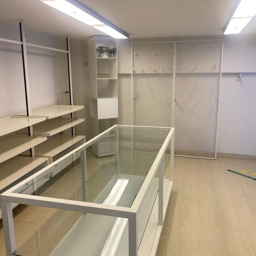 Ράφια μεταχειρισμένα από κατάστημα παιδικών Benetton λευκά