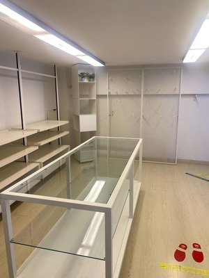 Ράφια μεταχειρισμένα από κατάστημα παιδικών Benetton λευκά