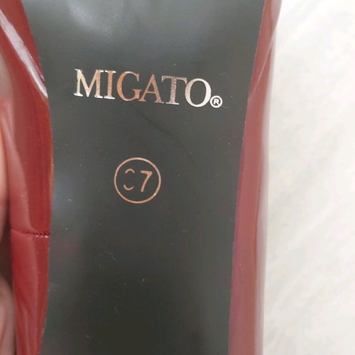 Patent leather pumps burgundy like new, 8 cm heel