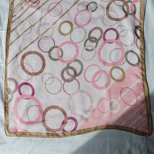 Women’s scarf used with geometric pattern in pink and brown