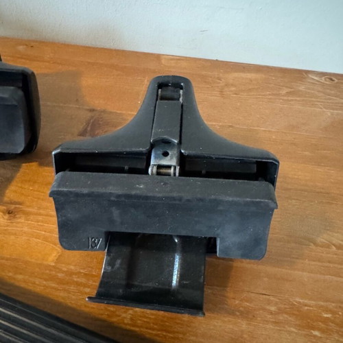 Thule car roof rack used with lock