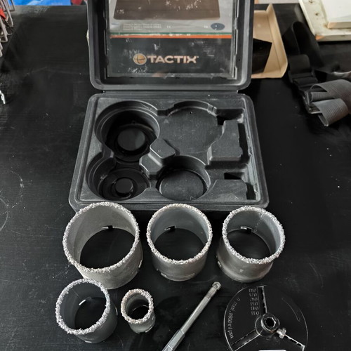 Tactix hole saw set like new, 5 sizes for metal brick tile