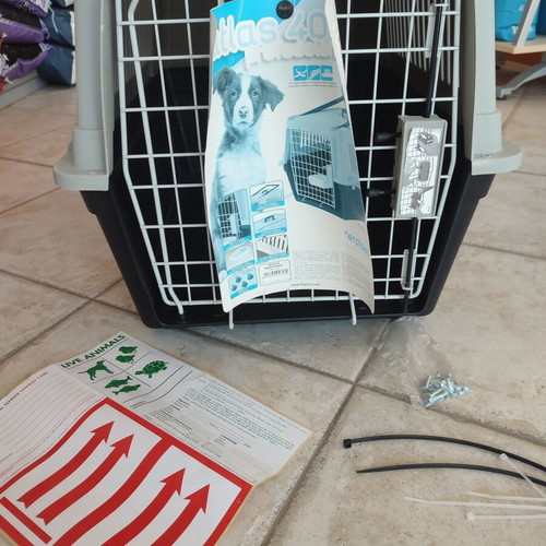 Atlas 40 Ferplast Pet Carrier new with safety lock and water bowl