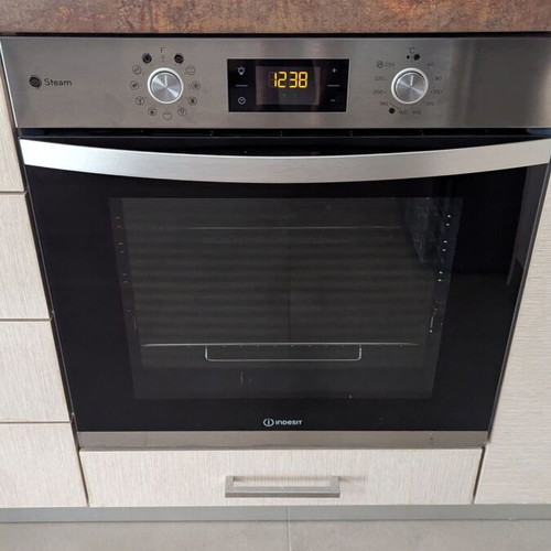 Indesit IFWS 3841 JH IX built-in oven like new with warranty