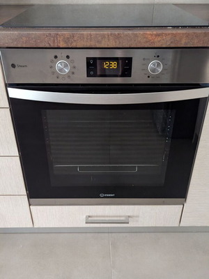 Indesit IFWS 3841 JH IX built-in oven like new with warranty