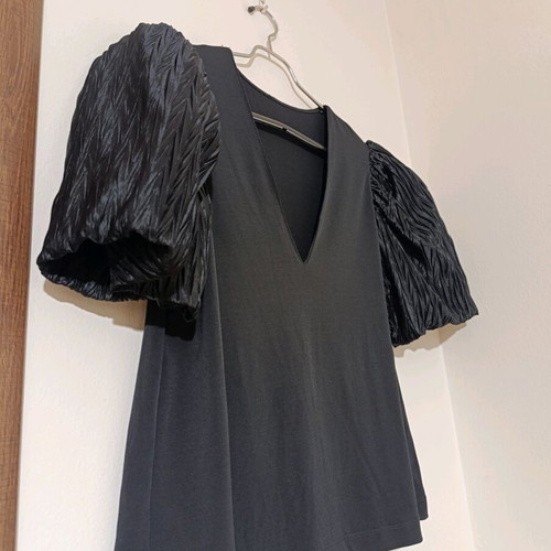 Top black with puff sleeves like new, one size