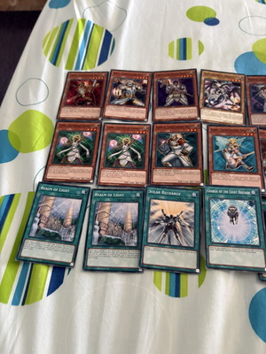 Yu-Gi-Oh! Real of Light τράπουλα σαν καινούργιο με 38 κάρτες και οδηγό στρατηγικής