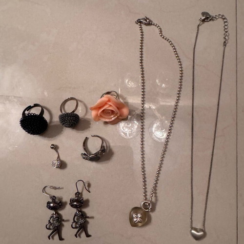 Jewelry set like new with 2 necklaces, 4 rings and 2 earrings, multicolor silver