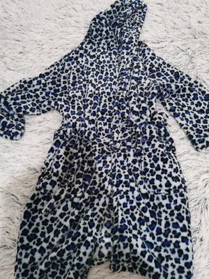 Women's fleece robe like new, blue leopard print with hood
