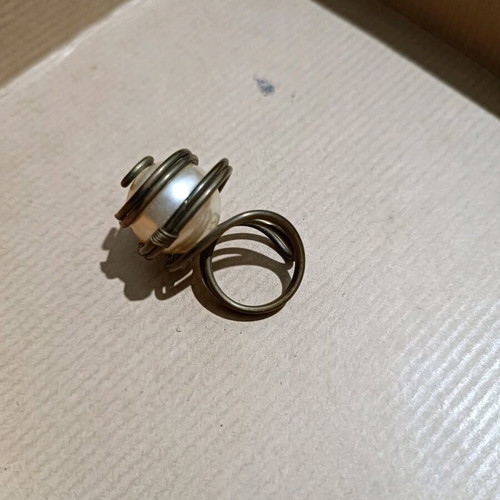 Boho-Chic ring with large pearl and vintage wire like new