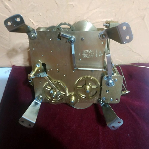 Wall clock mechanism like new with 6 hammers, gold color