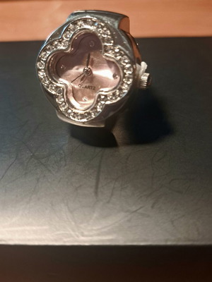Quartz Clover Ring Watch like new, pink dial, silver bracelet