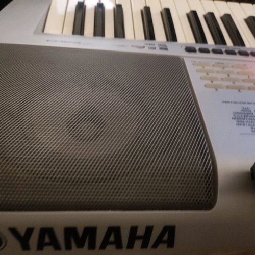 Yamaha PSR-E403 portable keyboard like new with stand and music rest