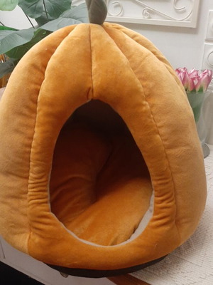 Pumpkin pet bed nest like new for small animals