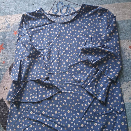 Women's blouse small with floral pattern and 3/4 ruffle sleeves like new
