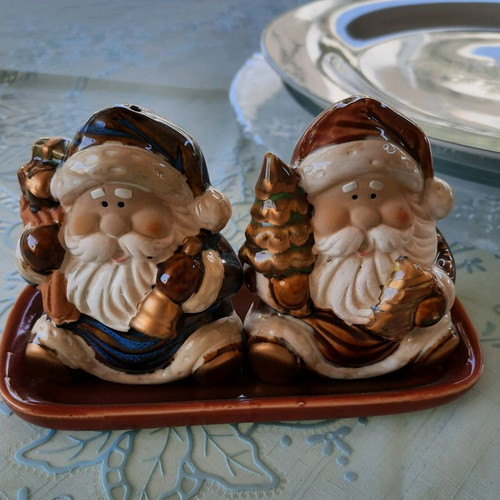 Christmas dishes like new, 3 large platters and salt-pepper set