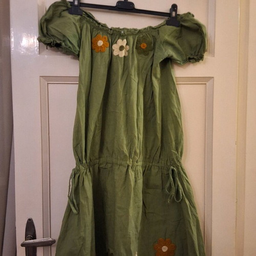 Green dress used with embroidered flowers and elastic sleeves