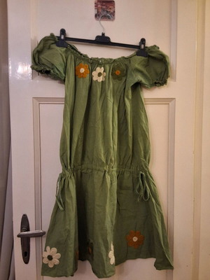 Green dress used with embroidered flowers and elastic sleeves