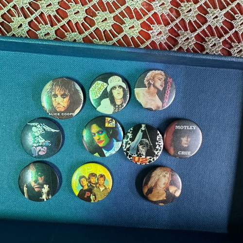 Set of 10 authentic metal badges from 80s - 90s new