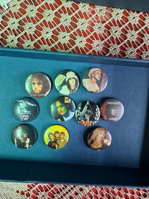 Set of 10 authentic metal badges from 80s - 90s new