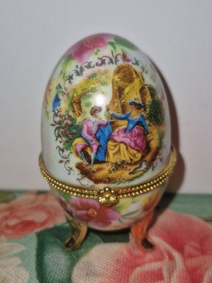 Limoge Porcelain decorative egg like new