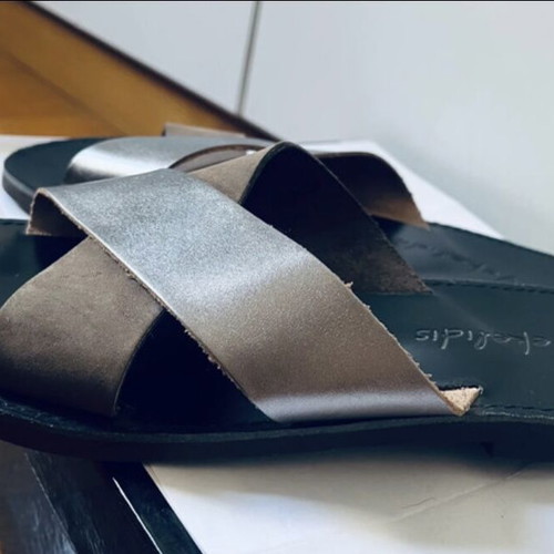 Leather sandals flat size 38 gray like new