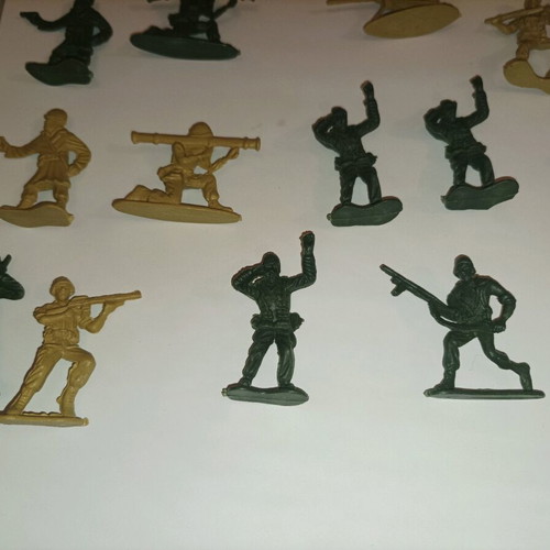 Plastic toy soldiers like new, 23 pieces