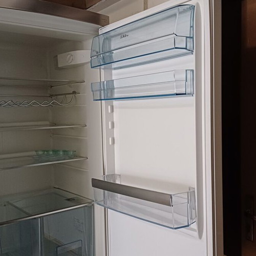 AEG refrigerator model S-53600CSWO with freezer, parts condition