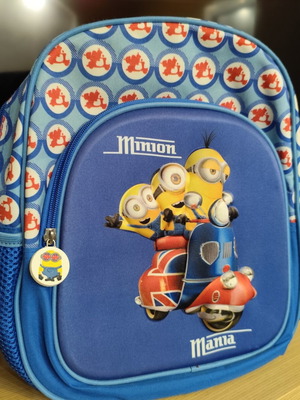 Παιδική τσάντα νηπιαγωγείου Minions σαν καινούργιο με τρισδιάστατο σχέδιο και διχτάκια
