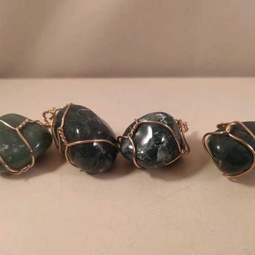 Agates new, lot of 4 green pieces