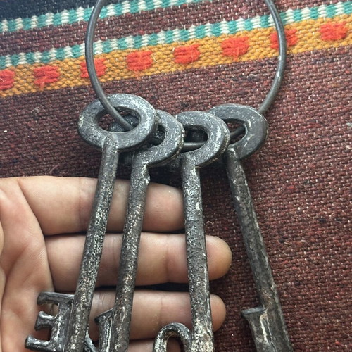 Set of decorative metal skeleton keys spelling LOVE, 11.5cm each