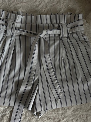 Zara Ψηλομέσο ριγέ σορτς σαν καινούργιο, μαύρο και άσπρο, μέγεθος S