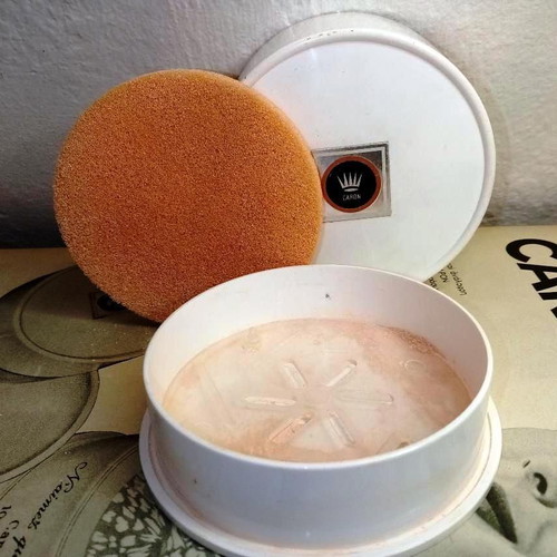 Vintage powder box Madame Peau Fine by CARON used