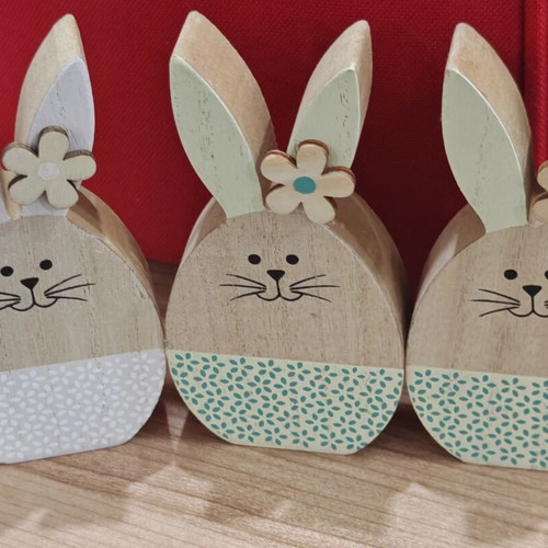 Wooden Easter bunnies set of 3 like new