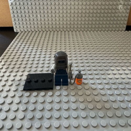 Lego Series 11 Welder col11-10 like new, complete set with stand and accessories