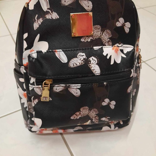 Backpack black floral in like new condition, shoulder bag