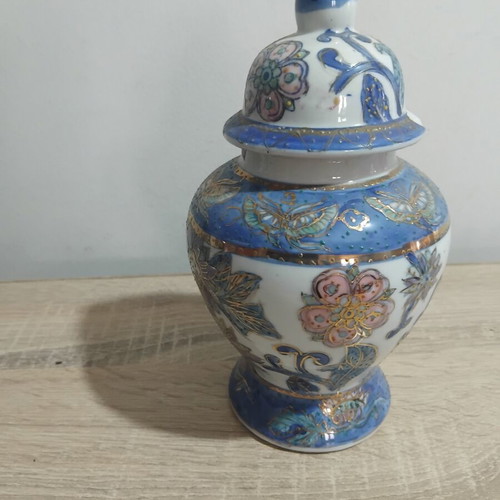 Decorative vase with Delf-type lid used, small chips