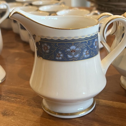 Porcelain dinnerware set with gold trim new, elegant