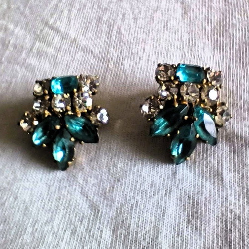Vintage earrings used with emerald and white crystals from Czechia