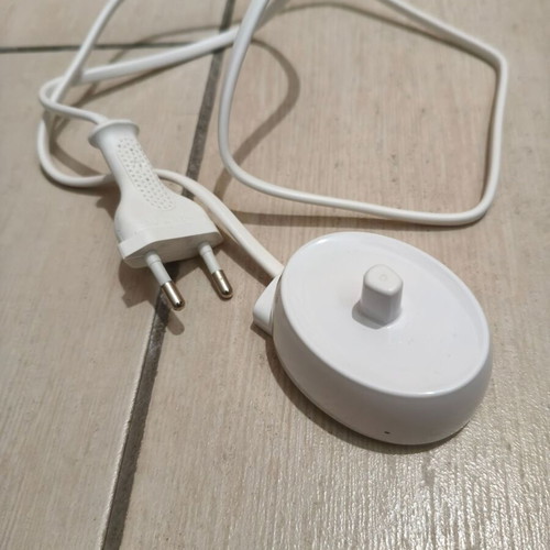 Braun electric toothbrush charging base like new