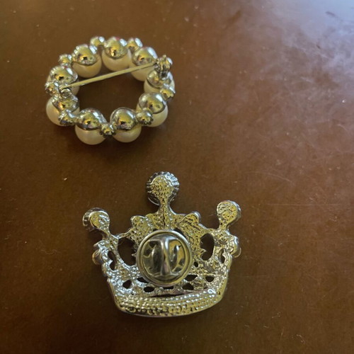 Fashion jewelry pins like new, white and silver