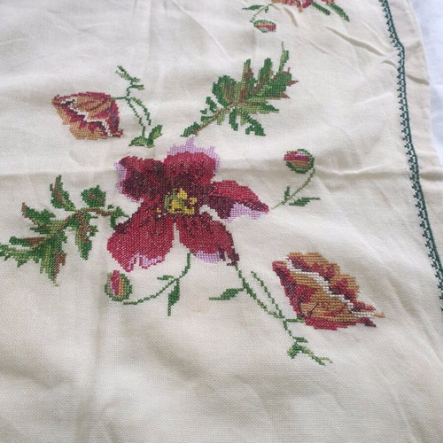 Tablecloth and doilies set with handmade embroidery like new, 60s