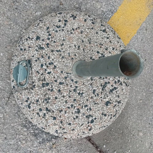 Umbrella base like new with handles 50 kg