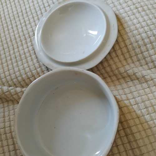 Porcelain decorations in excellent condition