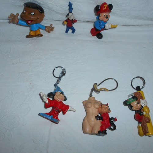 Disney and other comics figures and keychains used, pack of 22