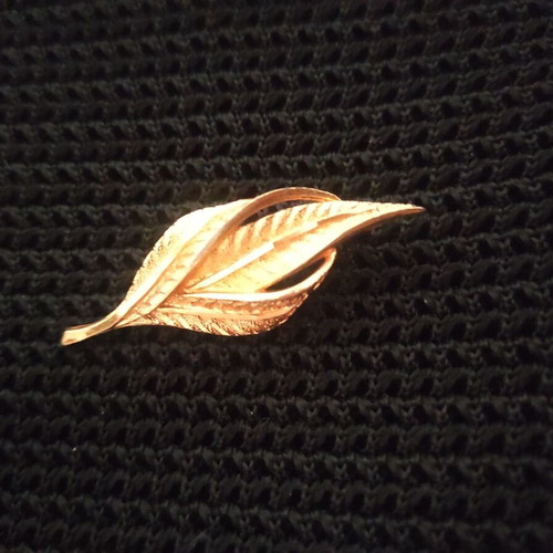 Vintage leaf-shaped brooch like new, gold tone
